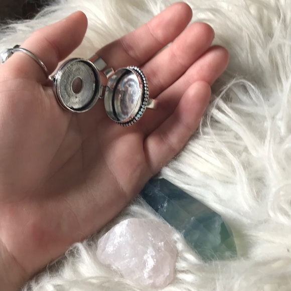 Poison / Pill Box Stash Locket Ring - Picture 8 of 8